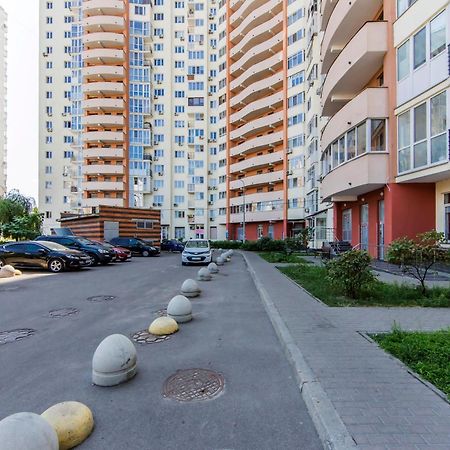 Large 2 Room Apartment With A Beautiful View 2 Min Metro Chernigivska Kiev Esterno foto