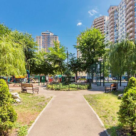 Large 2 Room Apartment With A Beautiful View 2 Min Metro Chernigivska Kiev Esterno foto