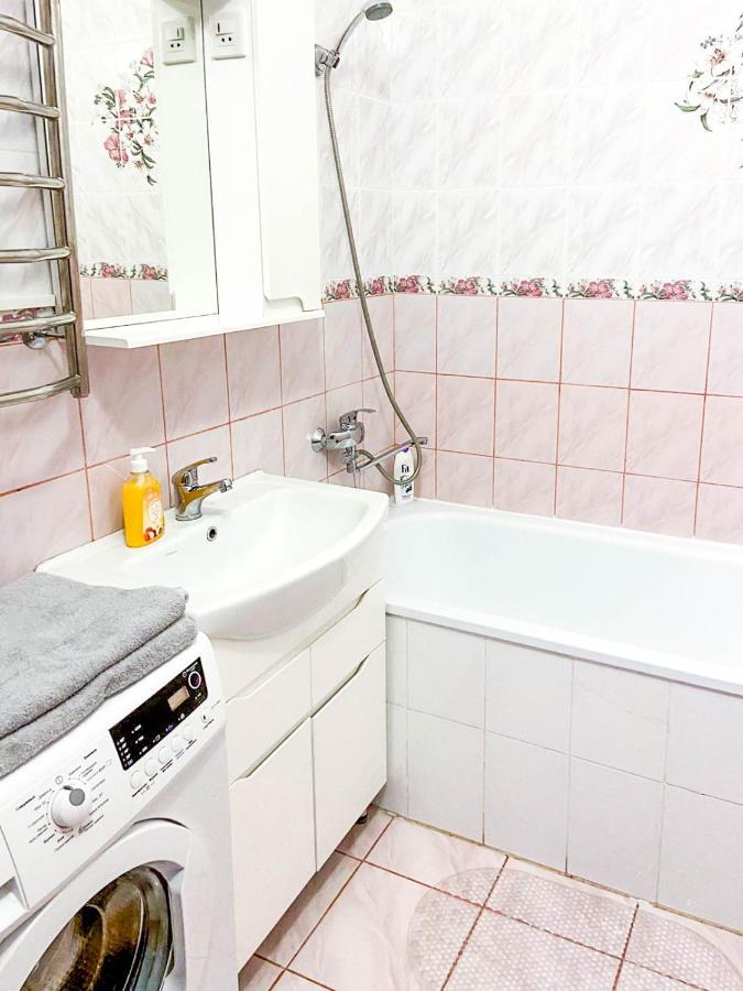 Large 2 Room Apartment With A Beautiful View 2 Min Metro Chernigivska Kiev Esterno foto