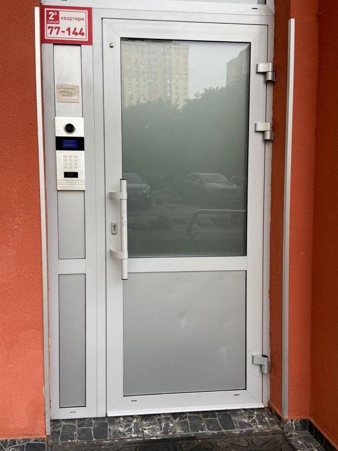 Large 2 Room Apartment With A Beautiful View 2 Min Metro Chernigivska Kiev Esterno foto