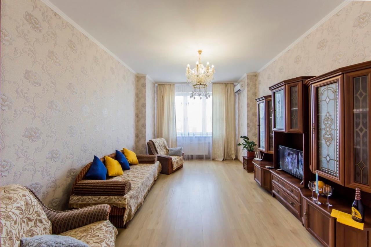 Large 2 Room Apartment With A Beautiful View 2 Min Metro Chernigivska Kiev Esterno foto