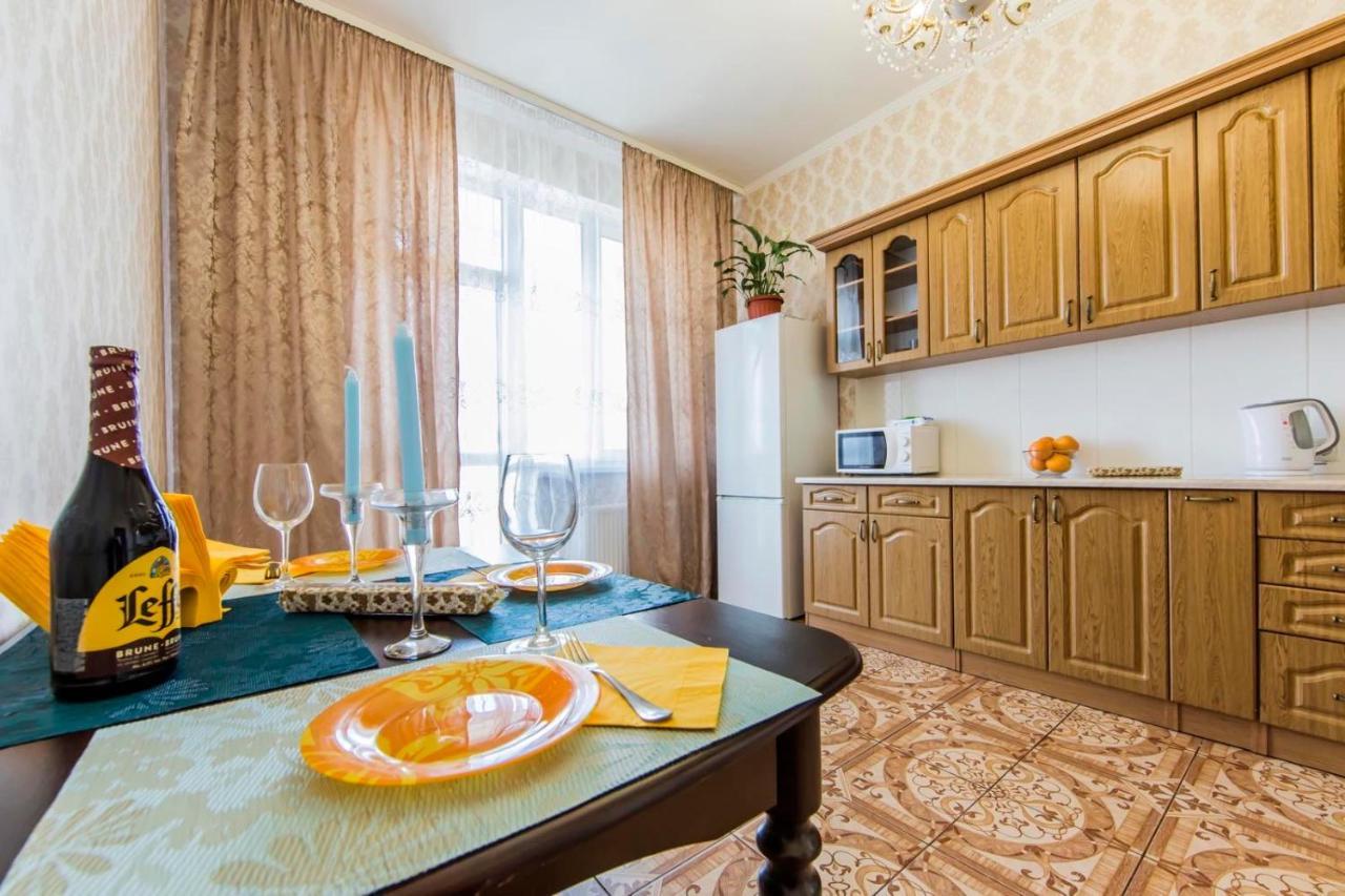Large 2 Room Apartment With A Beautiful View 2 Min Metro Chernigivska Kiev Esterno foto