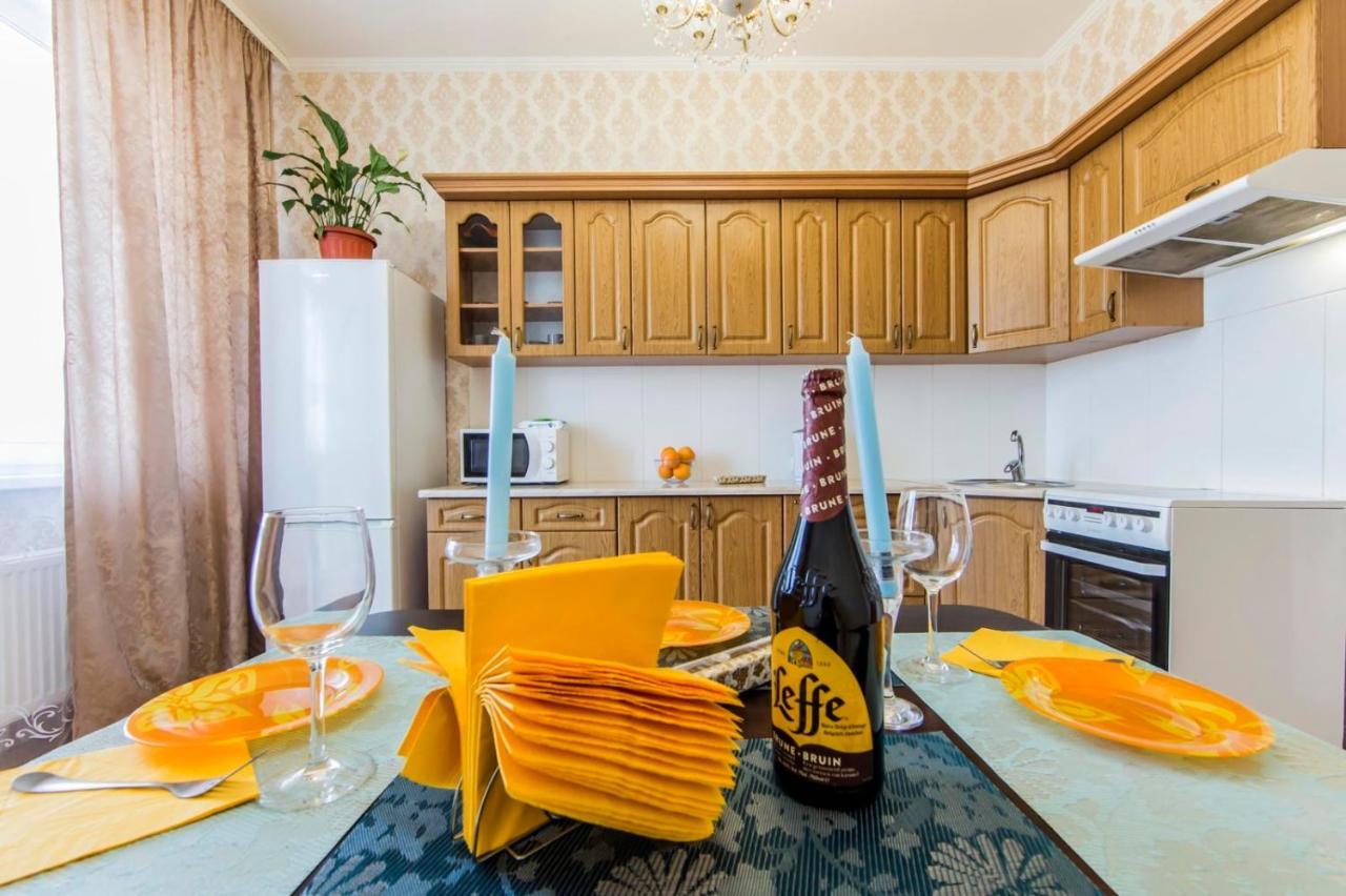 Large 2 Room Apartment With A Beautiful View 2 Min Metro Chernigivska Kiev Esterno foto