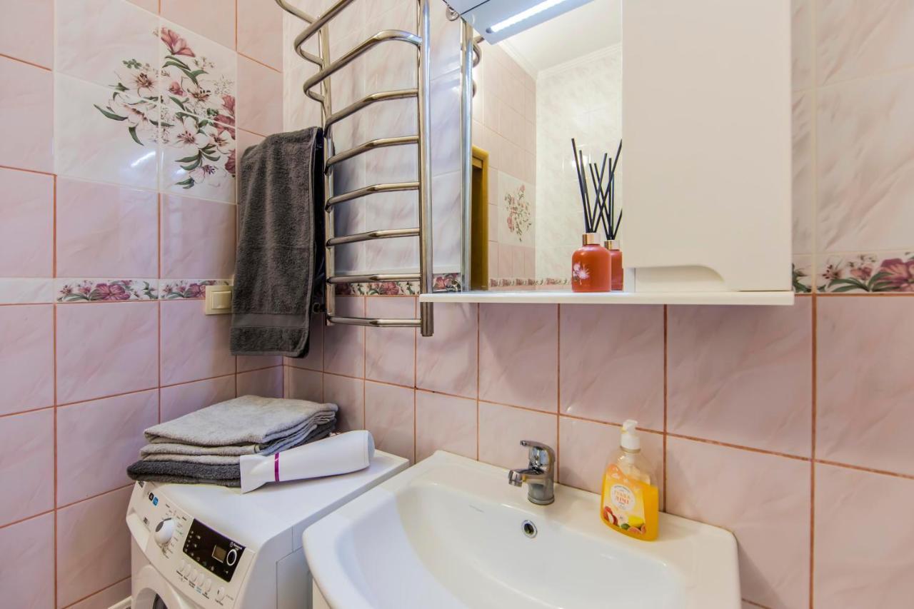 Large 2 Room Apartment With A Beautiful View 2 Min Metro Chernigivska Kiev Esterno foto
