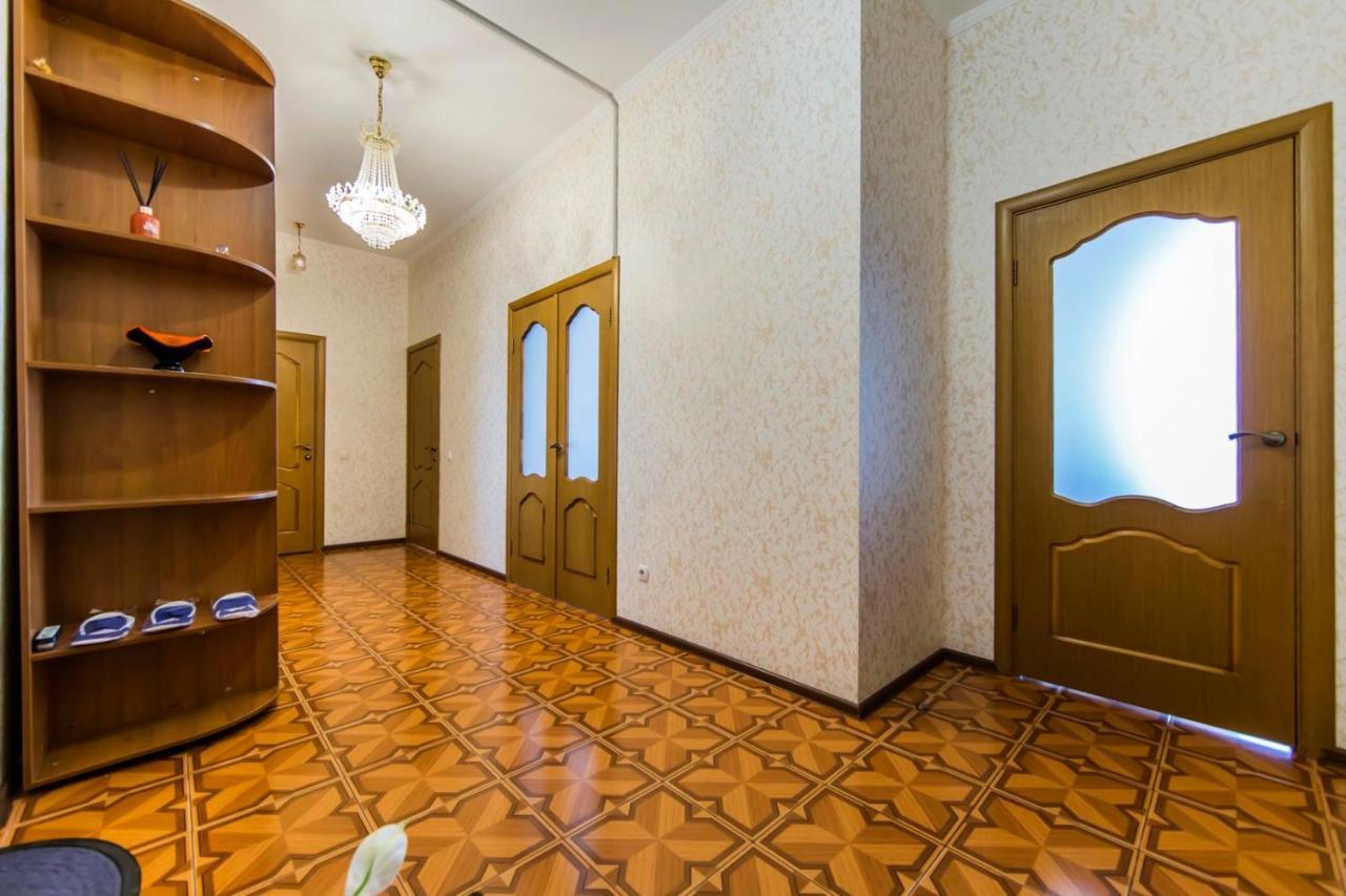 Large 2 Room Apartment With A Beautiful View 2 Min Metro Chernigivska Kiev Esterno foto